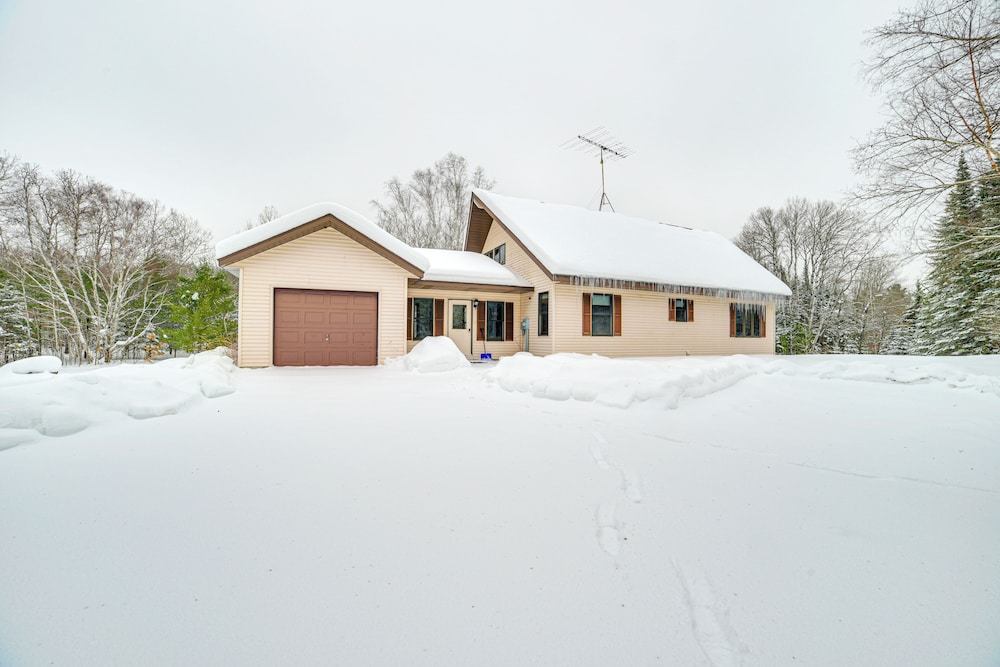 Remote & Peaceful Getaway w/ Games in Eckerman