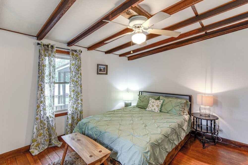 Lake Wateree Retreat: Dock & Screened Porch!