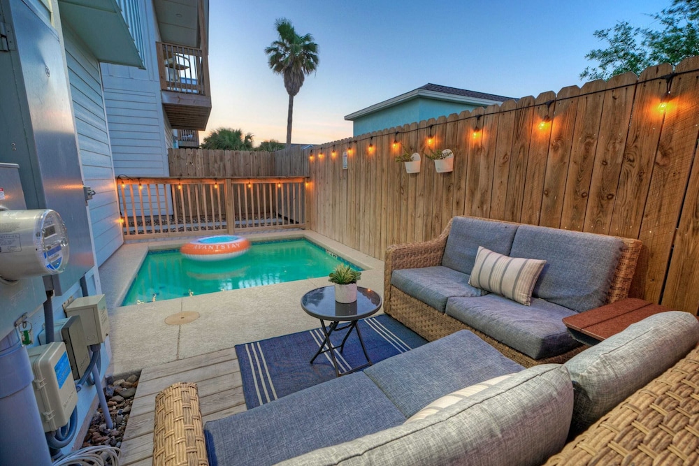 Luxury 4bdr Beach Retreat w/ Private Pool Walk to Dining + Shops Shore Thang