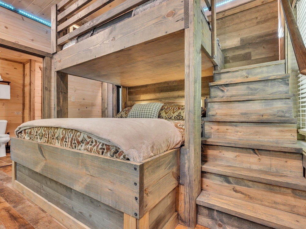 Ebenezer 4 Bedroom Cabin