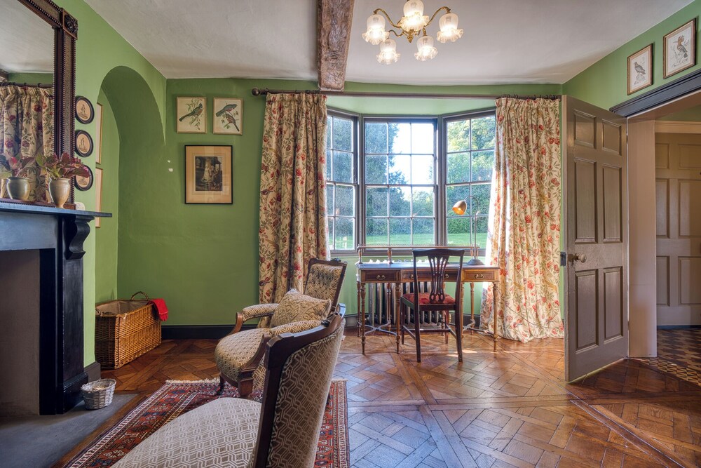 Stunning 4BD Home in Worcestershire