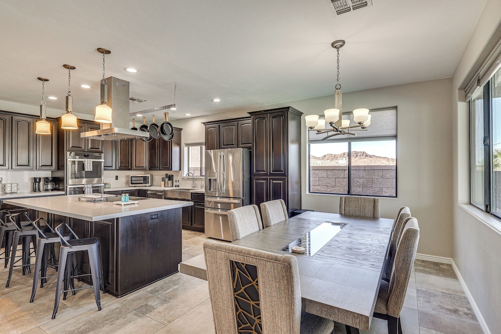 Modern Gem w/ Pool & Mtn Views in Lake Havasu City