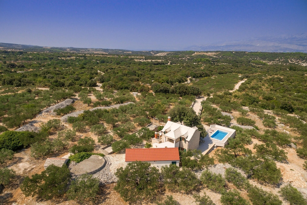 Charming Villa With Swimming Pool