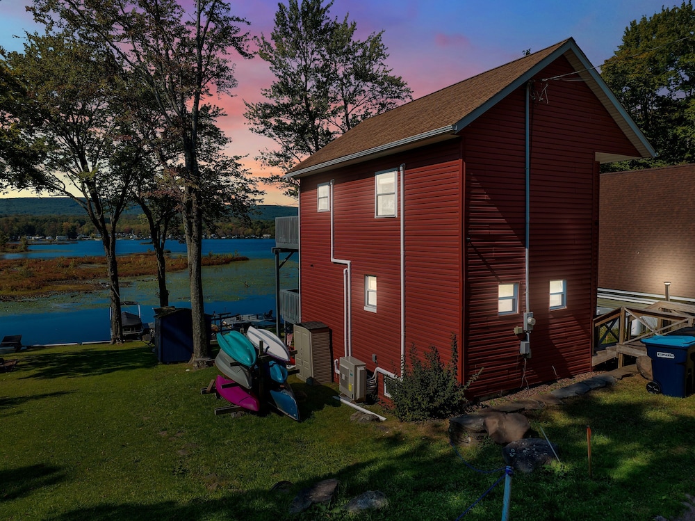 Lakefront Lodge Hot Tub Dock Kayaks