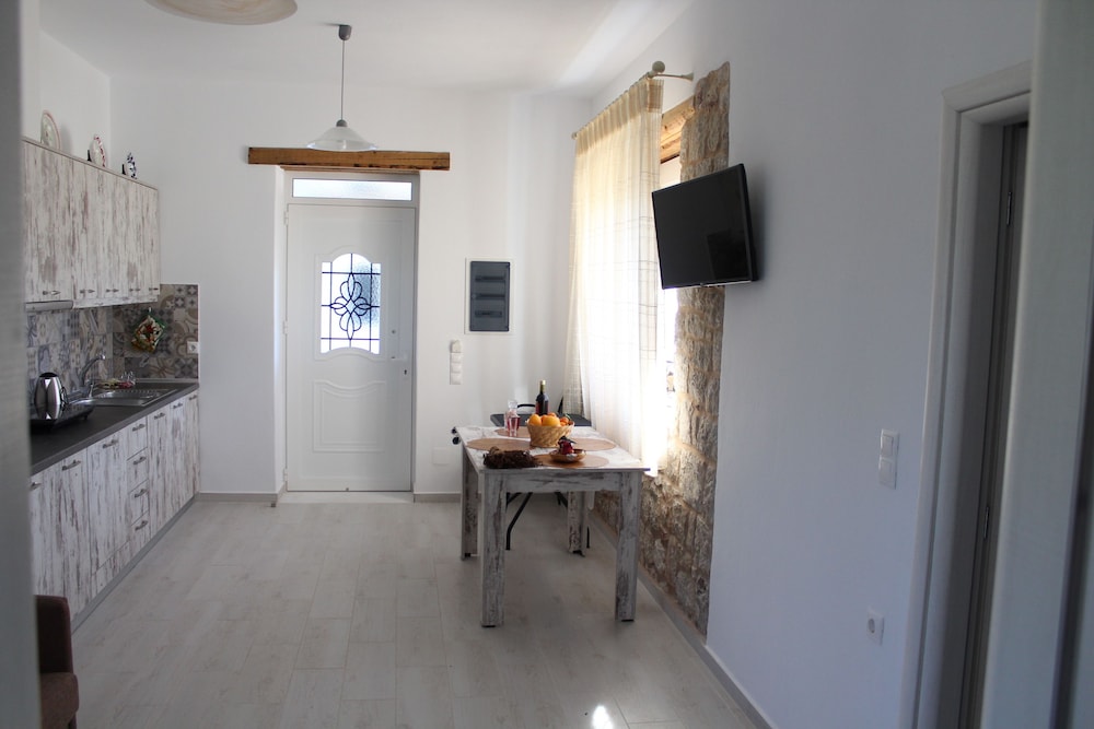 Haraki Stone Apartments