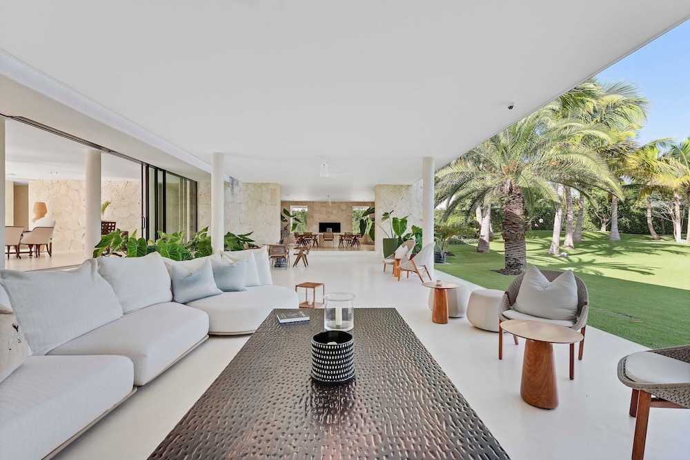 Magnificent 5BR Modern Tropical Villa With Pool