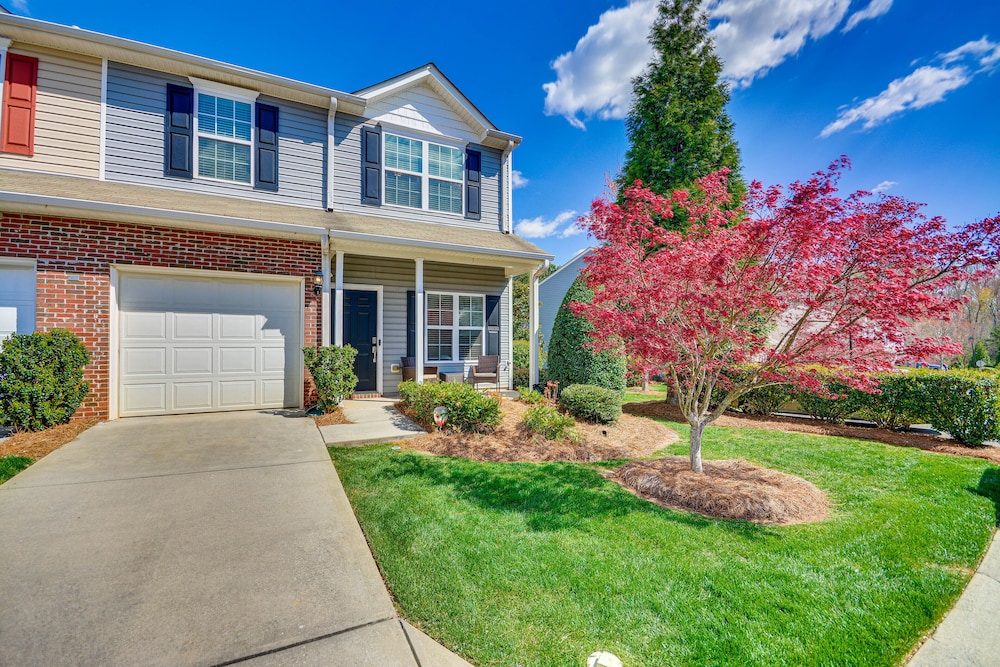 Cozy Greensboro Townhome w/ Community Pool & Grill view 2
