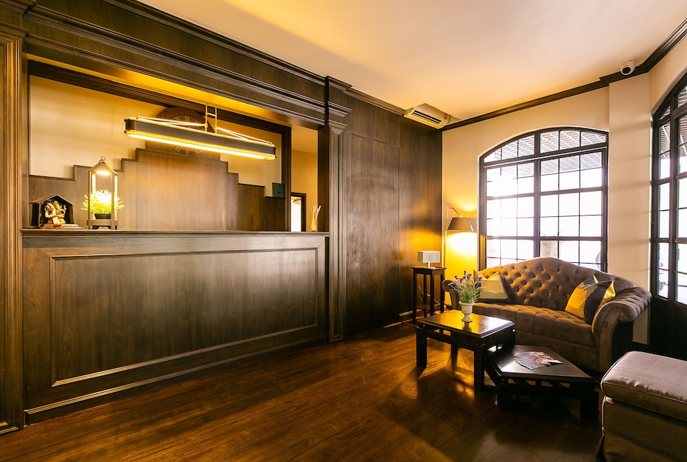 Your Private Oasis Stylish 2br With Spacious Living Room and Pool Access