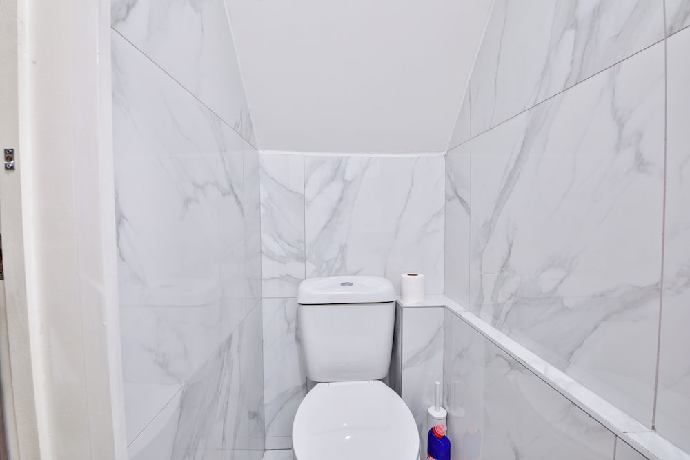 Modern 2 Bed House - Sleeps 4