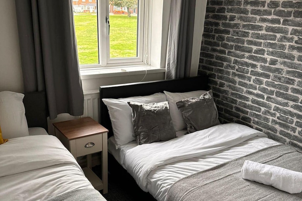 House - Sleeps 10 - Parking - Stn Close