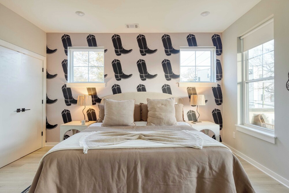 Sleeps 24! 3 Modern 4bdr Townhomes w/ Covered Patios Nashville Group Retreat
