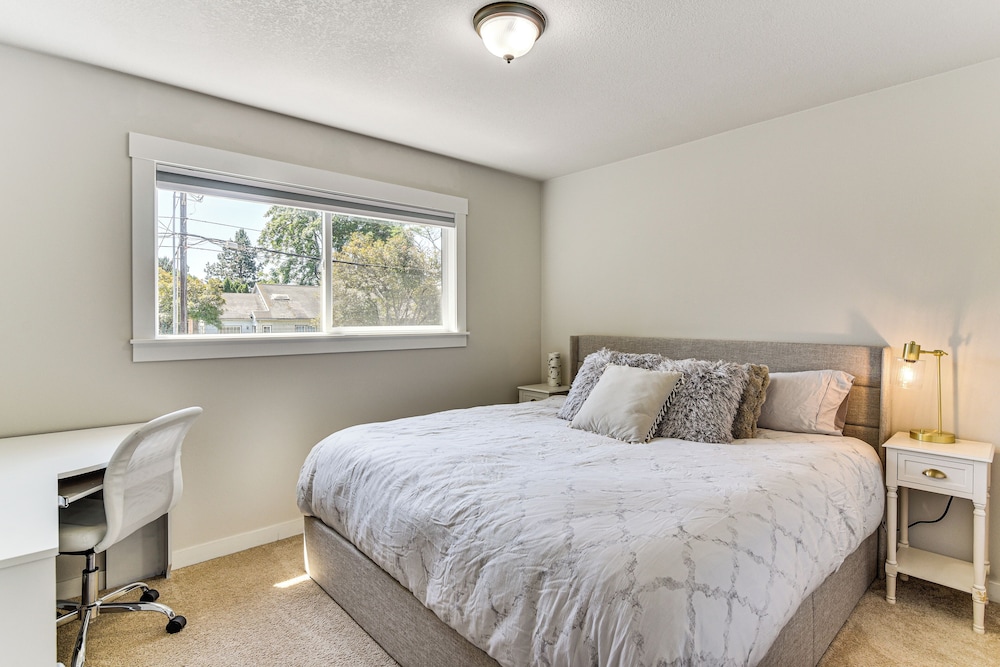 7 Mi to Vancouver Waterfront: Sleek Home w/ Yard!