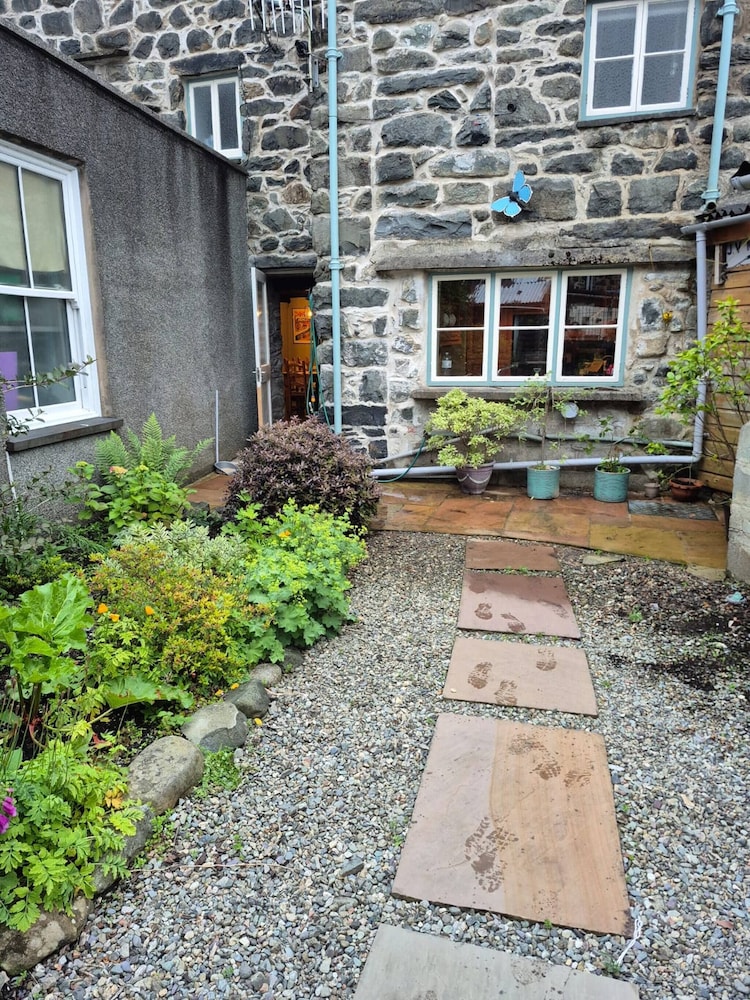 Charming Dolgellau Townhouse With Garden, Perfect for Families