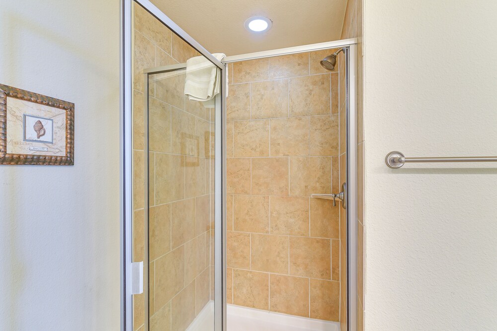 Walk to Beach: Condo w/ Bay View in Galveston