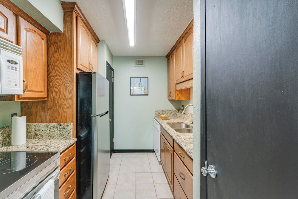 3 Mi to Dtwn Dallas: Condo w/ Walkable Location!