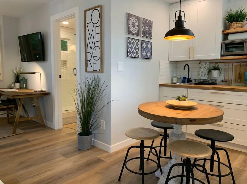 New Cozy Studio 2 Queen Beds, Kitchen Walk to Water