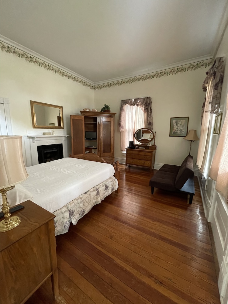 Carriage Lane Inn