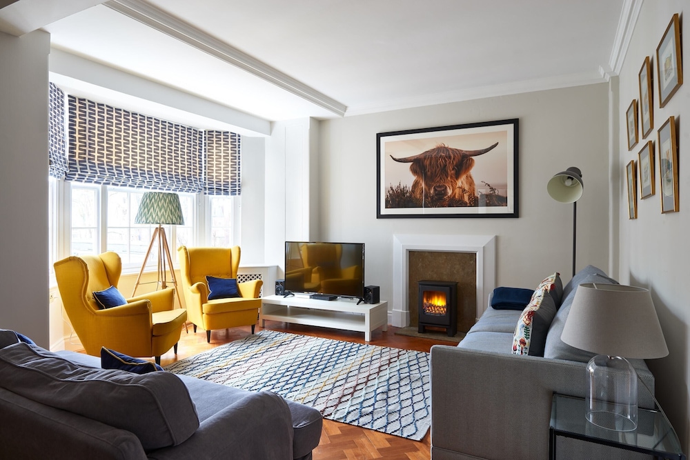 Sunny and Bright Flat, 2 Minutes From Hyde Park