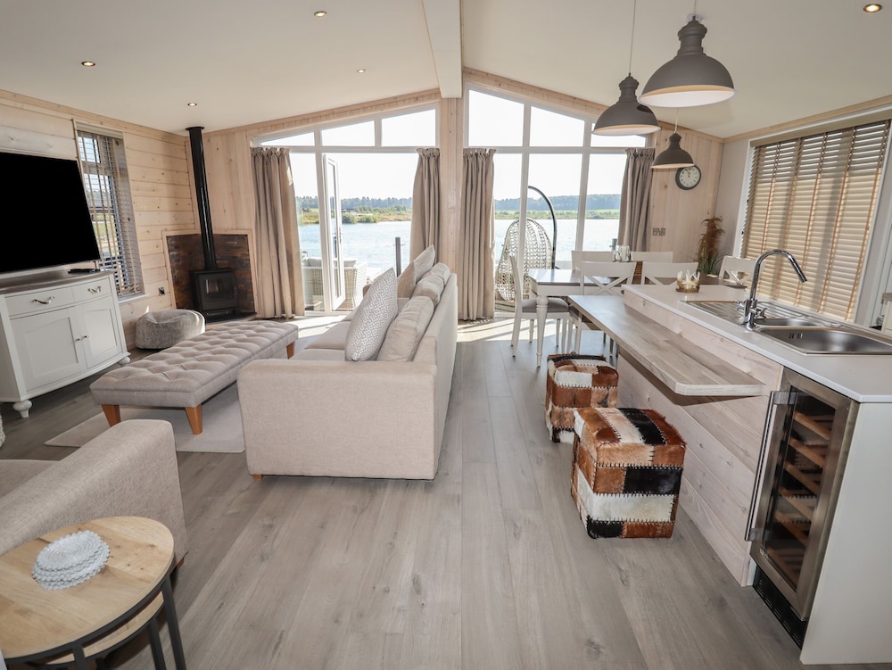 1 Delamere Point