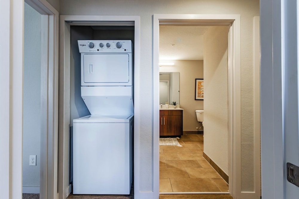 Modern 2BR Fort Myers Condo Pool, BBQ & Near Beaches