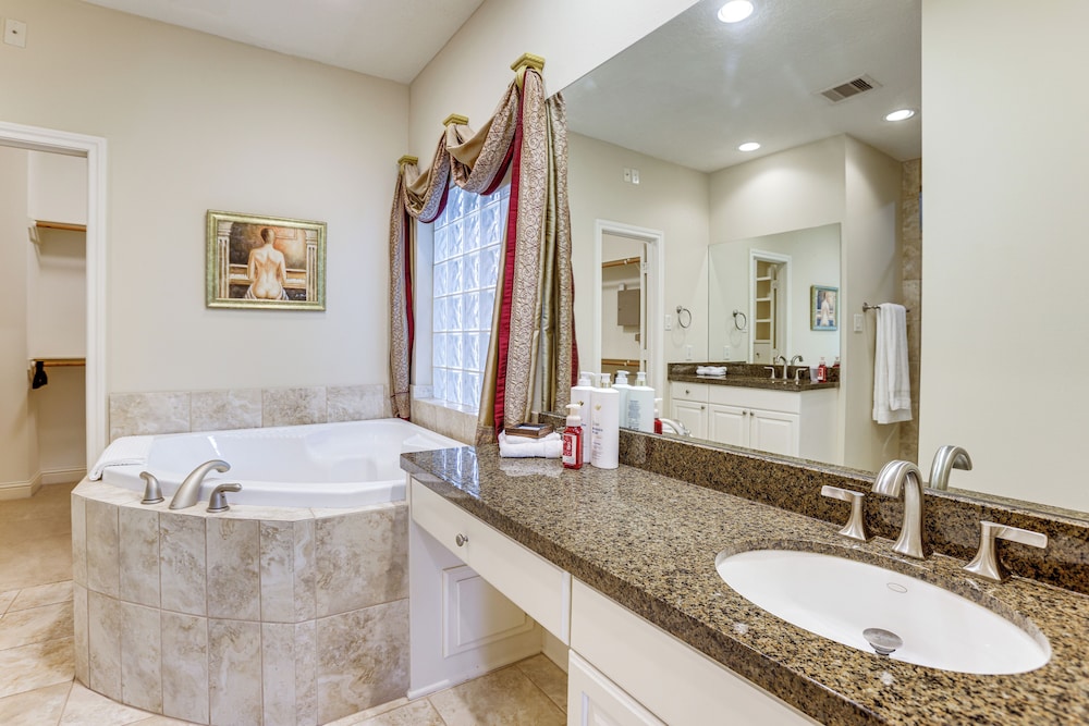 Walk to Shops & Eats: Family Retreat in Houston