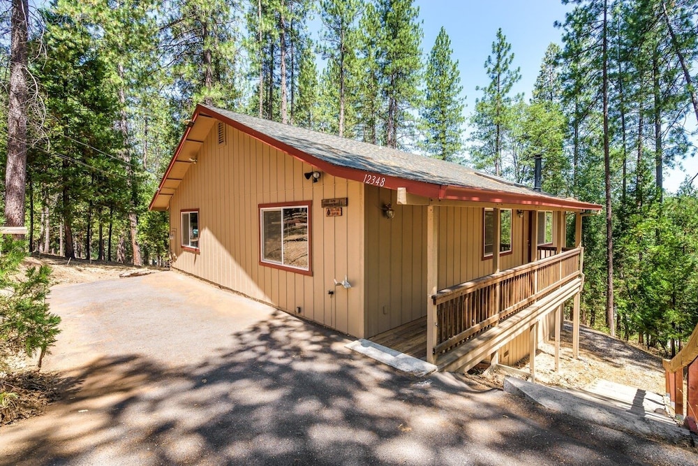 Hillside Haven -PET FRIENDLY!  Explore All Yosemite and Pine Mountain Lake has to Offer by Yosemite Region Resorts