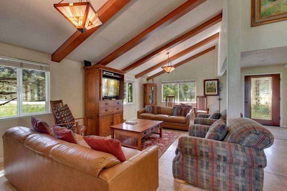 1261 Country Club Drive