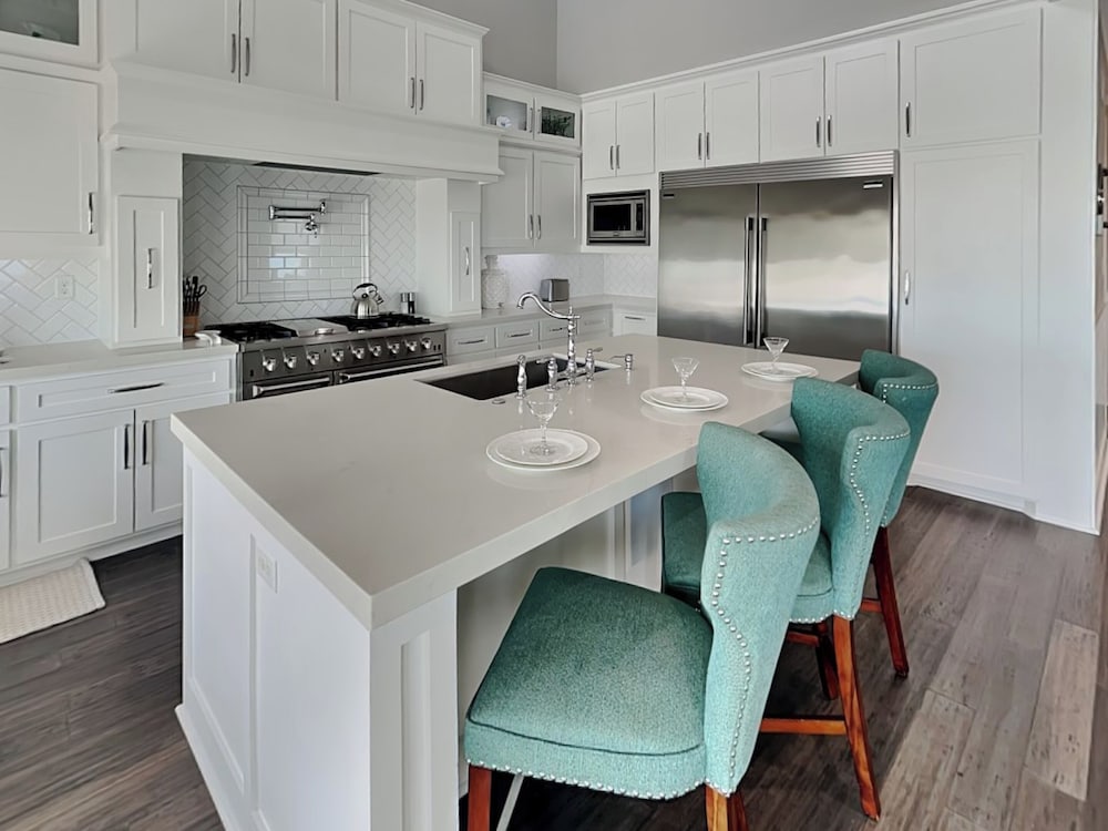 Rosé By The Bay by Ryson Vacation Rentals
