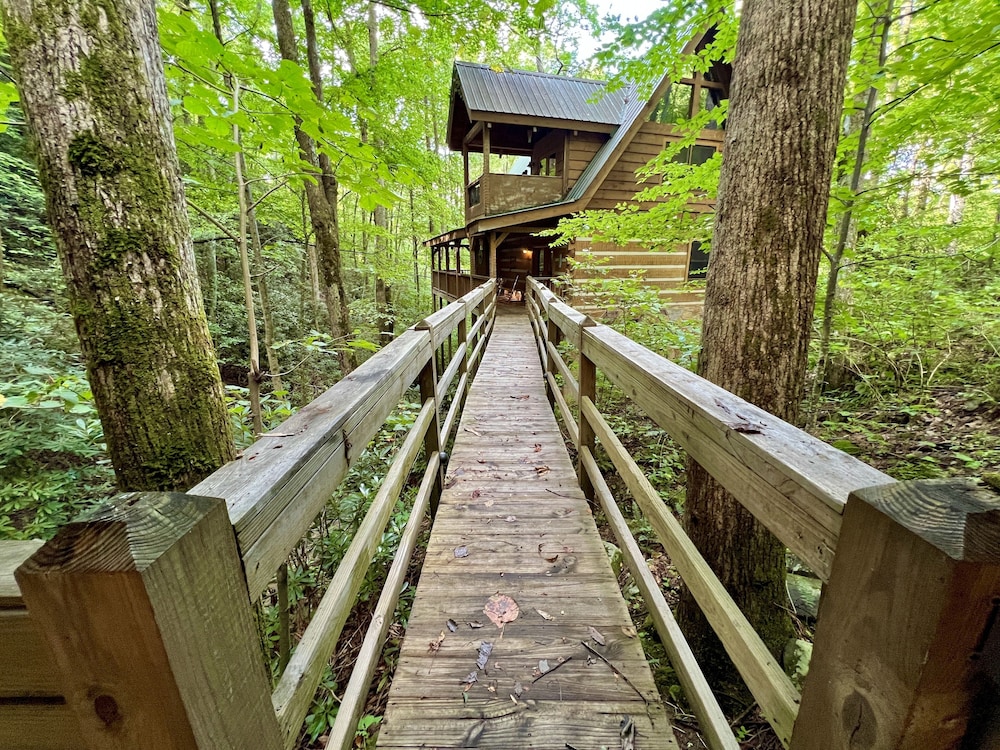 Streamsong Secluded Creek View Cabin with Hot Tub and Pool Table by RedAwning