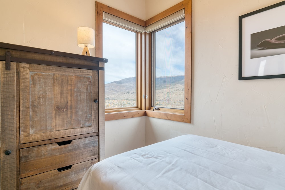Summit County Vacations - Topaz Estate by Avantstay Luxe Home, Pool View - Property Image 1