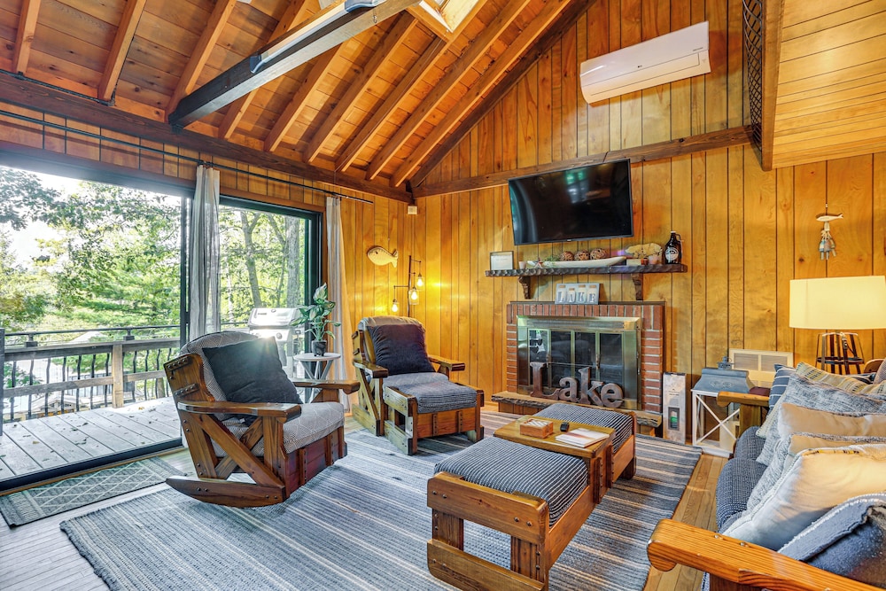 < 1 Mi to Lake: Cabin w/ Hot Tub in Greentown!