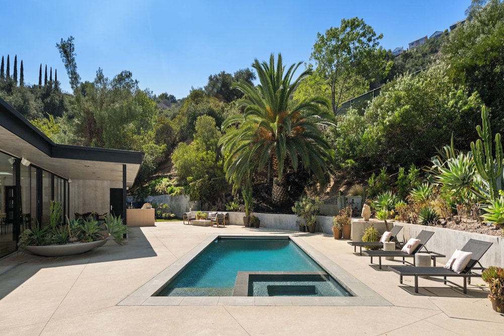 Valea Estate - Secluded Beverly Hills Retreat 1-acre Oasis