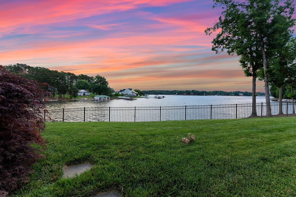 Paradise Pointe by Avantstay Lakefront Views Playset