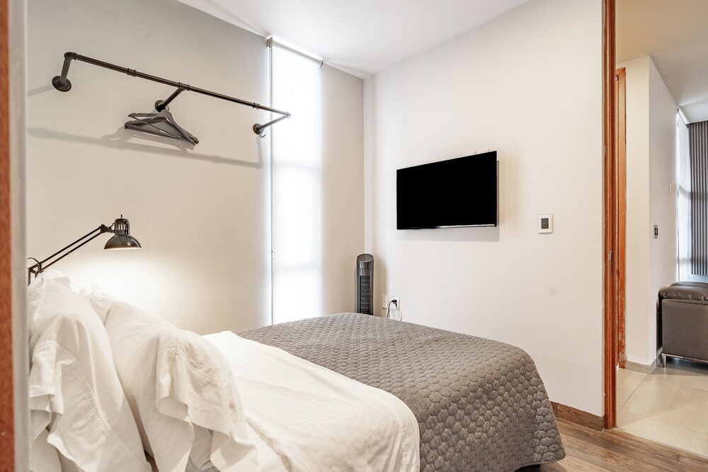 Luxurious 5-bedroom House With Air-conditioning & Private Rooftop in Juriquilla