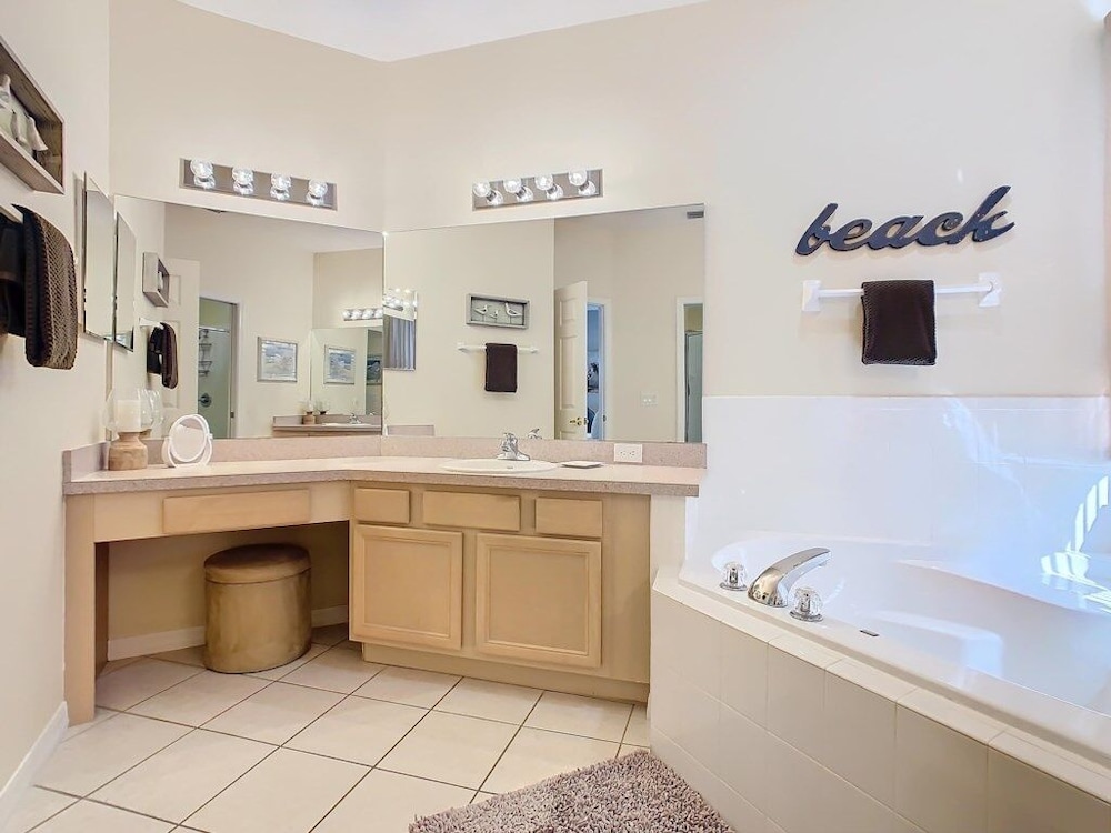 Spacious 5br Home W/ Private Pool+spa In Scenic Davenport Location 5 Bedroom Villa