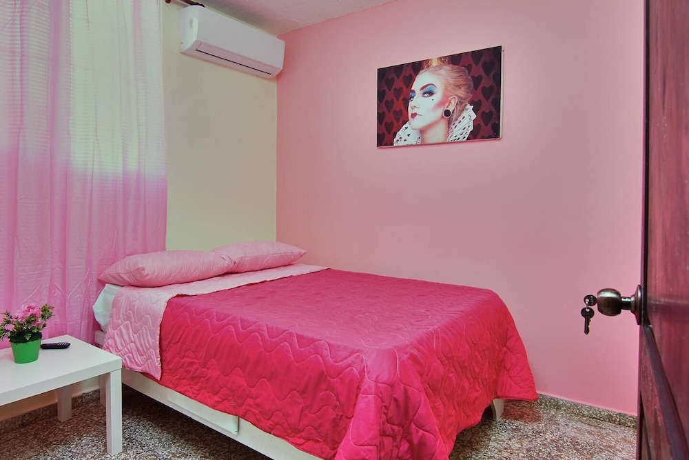 Room in Guest Room - Queen Of Hearts - Rh view 5