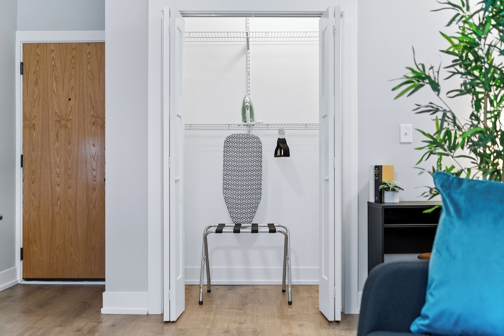 Stylish 1BR in Lakeview - Brompton 1 rep