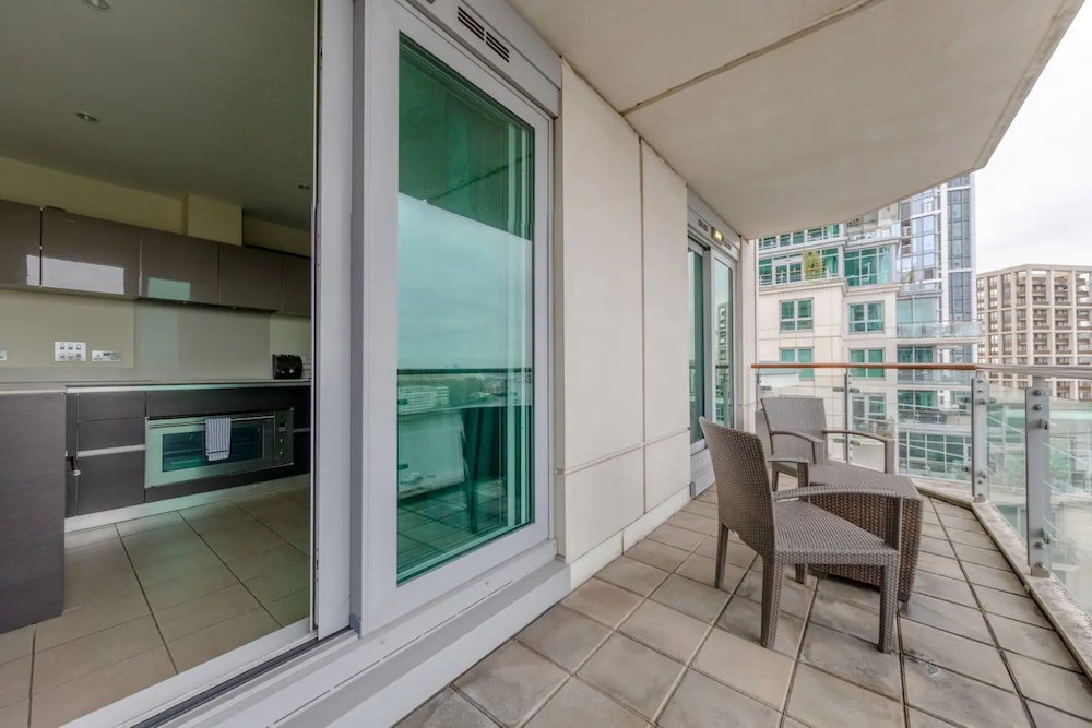 Gorgeous 3 Bedroom Flat in Vauxhall With City Views
