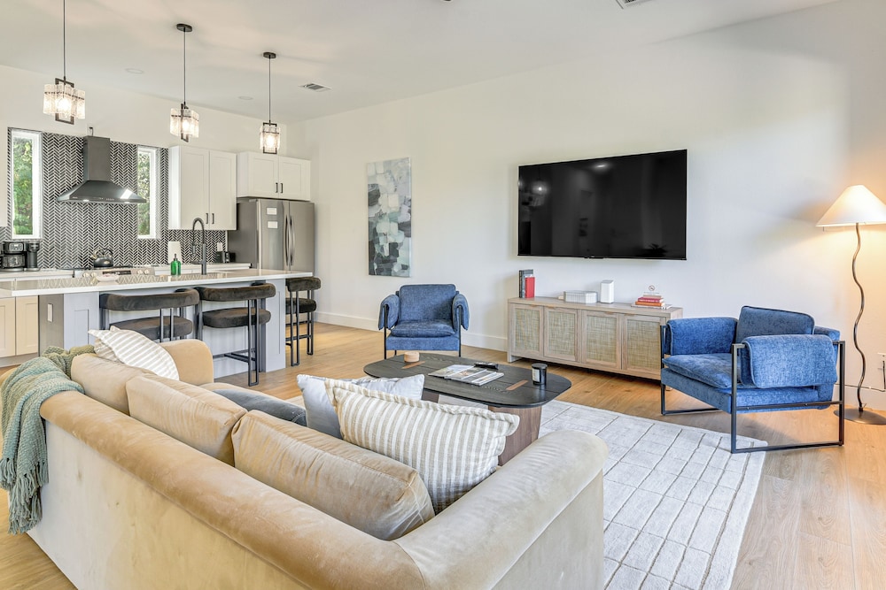 2 Mi to Dtwn Houston: Stylish Retreat w/ Balcony