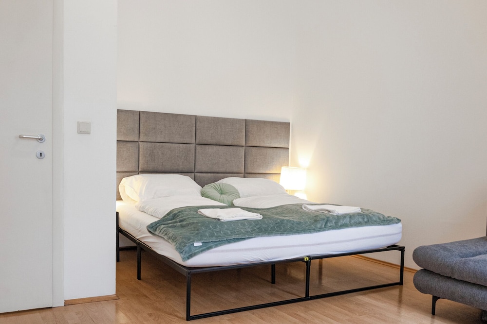 2BR Apt Near Stadthalle