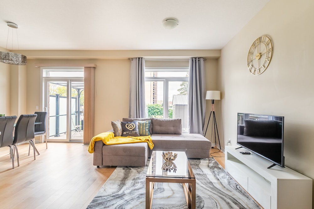 Modern 3BR 2BA Townhome in Lakeshore