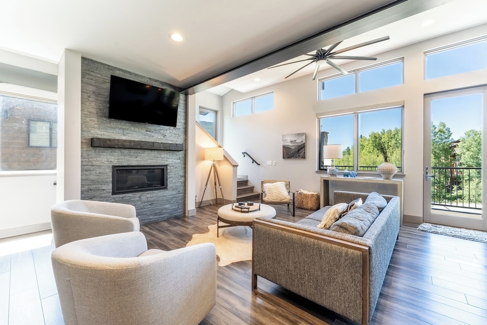 184 Caravelle Drive