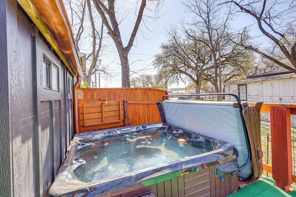 Creekside Cottage w/ Deck & Hot Tub in Belton