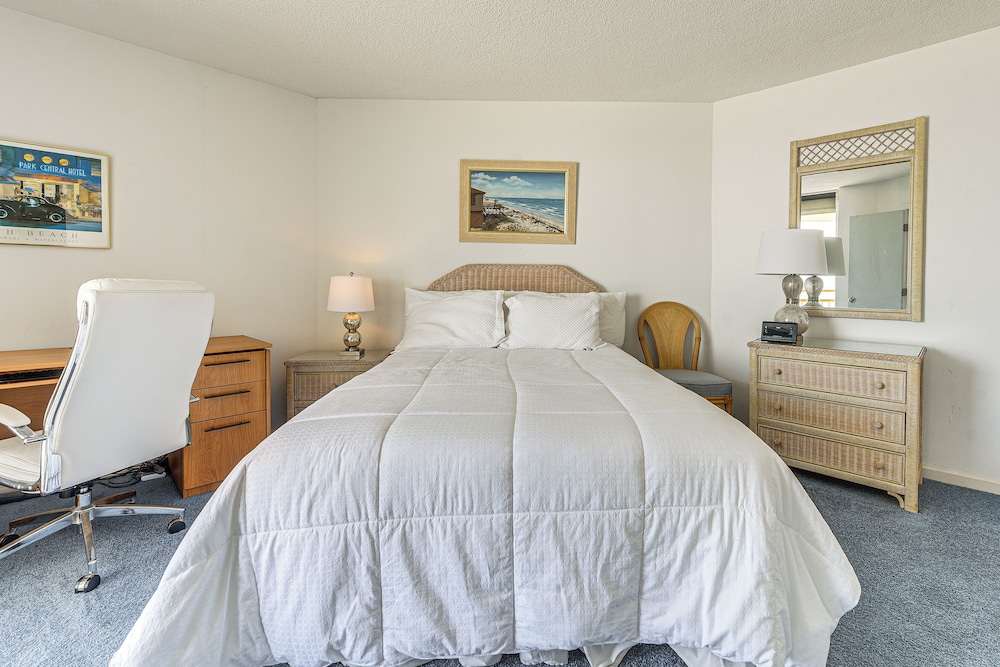 Ocean View & Pool Access: Condo in Myrtle Beach