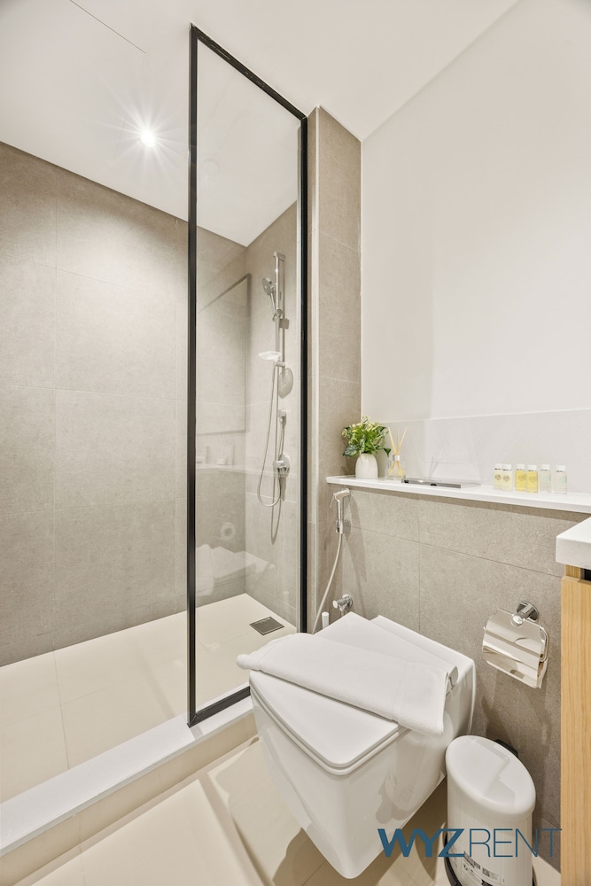 Alluring Parisian 1Br in Burj Crown