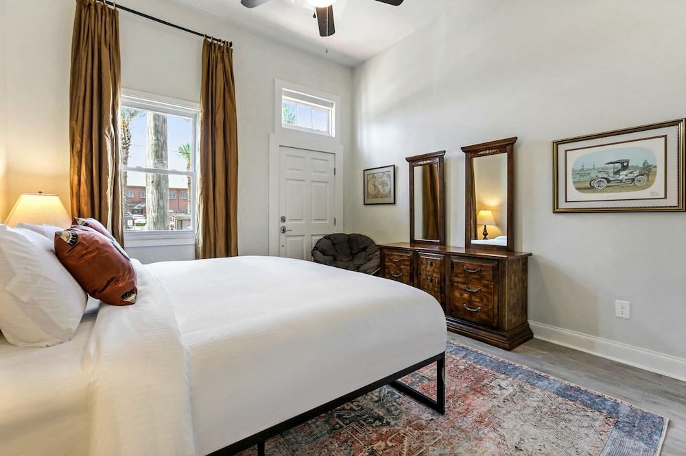 New Orleans Vacations - Renovated Historic 4BR House Near Magazine St  Uptown - Property Image 12