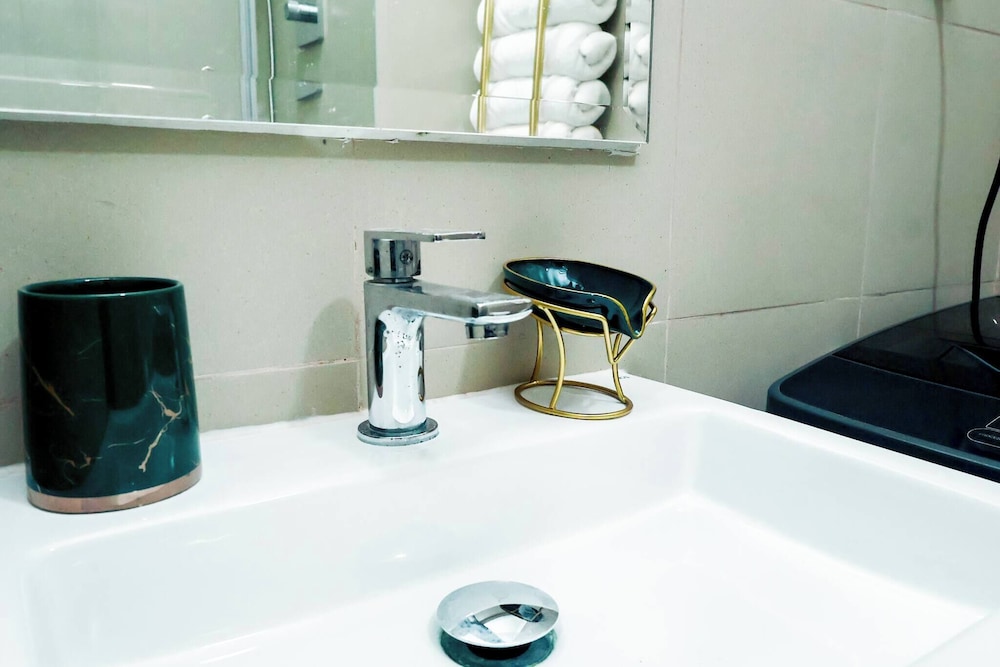 Sapphira Manor Luxurious Condo by the Bay