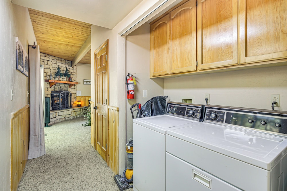 Big Bear Lake Cabin w/ Deck, Grill & Fireplace!