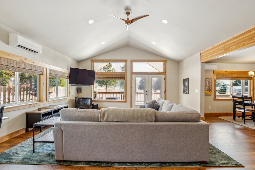 Mountain Retreat With Hot Tub, Game Room And Yard 3 Bedroom Home