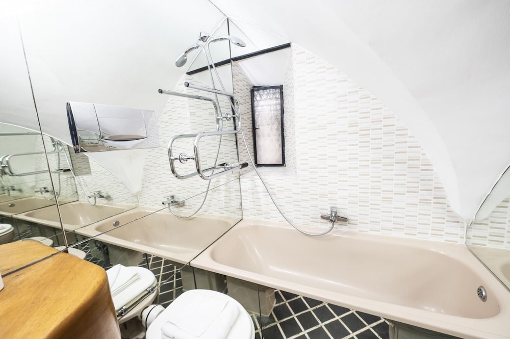 Caden Splace - Dbalconycollection at Piazza Navona